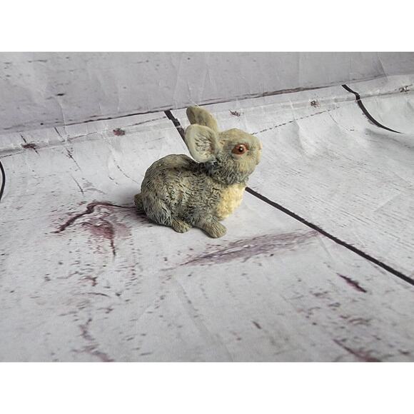 Vntg textured Gray Sitting Bunny Rabbit Sitting Easter Decor Statue 2 Inches - Picture 2 of 8